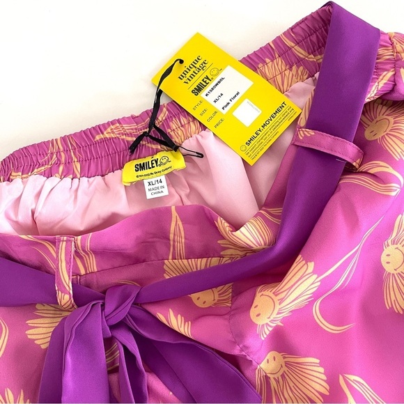 SMILEY x UNIQUE VINTAGE Pink Floral Belted Shorts NWT - Picture 4 of 9